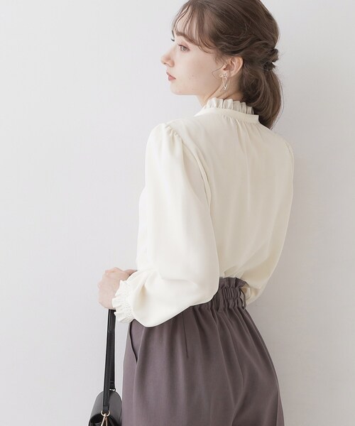 couture brooch（クチュールブローチ）の「◆【好印象なレディブラウス】タイ付きピコフリルブラウス（シャツ/ブラウス・レディース・ライトグレー/ブラック/アイボリー・38/36/40/42）」の16枚目の写真