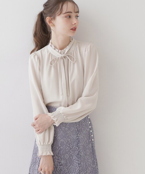 couture brooch（クチュールブローチ）の「◆【好印象なレディブラウス】タイ付きピコフリルブラウス（シャツ/ブラウス・レディース・ライトグレー/ブラック/アイボリー・38/36/40/42）」の4枚目の写真