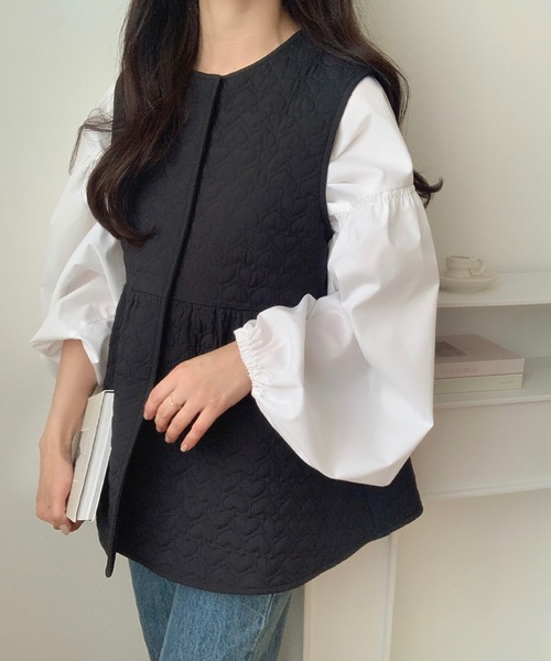 LAUIR（ラウアー）の「ペプラムキルトベスト[高身長サイズMT有り]（ベスト・レディース・ベージュ/ブラック/アイボリー・MEDIUM/LARGE/MT）」の2枚目の写真