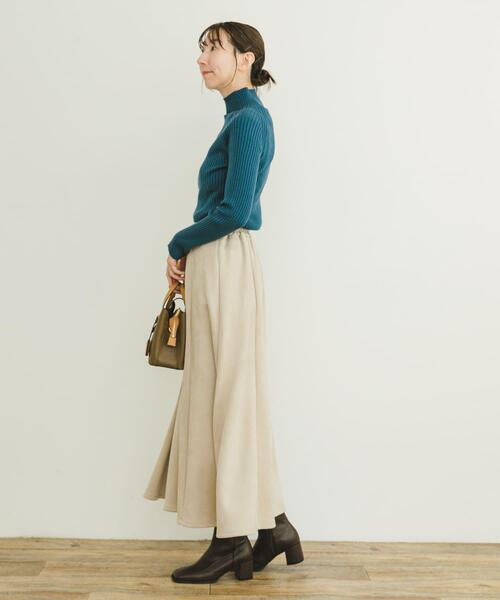 ITEMS URBANRESEARCH（アイテムズ アーバンリサーチ）の「フェイクスエードタックフレアスカート（スカート・レディース・モカ/チャコールグレー/ライトベージュ・FREE）」の7枚目の写真