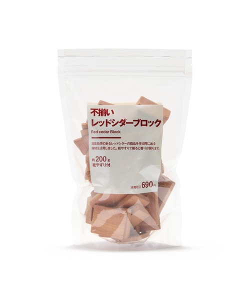 無印良品(ムジルシリョウヒン)の「不揃いレッドシダーブロック 約200g・紙やすり付(掃除グッズ・メンズ・その他・FREE)」の1枚目の写真