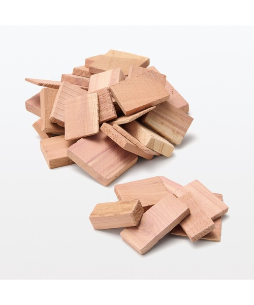 無印良品(ムジルシリョウヒン)の「不揃いレッドシダーブロック 約200g・紙やすり付(掃除グッズ・メンズ・その他・FREE)」の2枚目の写真