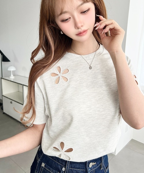 moment+（モーメントプラス）の「フラワー刺繍半袖Tシャツ（Tシャツ
