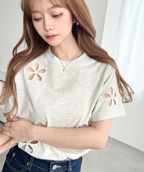 美品ꕥレオナール 半袖Tシャツカットソー 牡丹 藤 フラワー LL moment+（モーメントプラス）の「フラワー刺繍半袖Tシャツ（Tシャツ