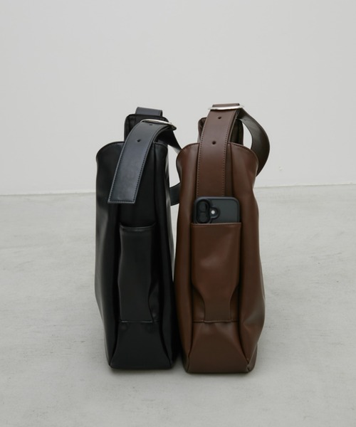 Aunt Marie's（アントマリーズ）の「フェイクレザーBIGムーンショルダーバッグ【PC・A4サイズ収納可/通勤・通学にもおすすめ】（ショルダーバッグ・レディース・ブラック/ブラウン・FREE）」の2枚目の写真