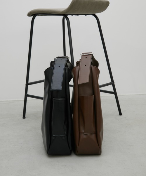 Aunt Marie's（アントマリーズ）の「フェイクレザーBIGムーンショルダーバッグ【PC・A4サイズ収納可/通勤・通学にもおすすめ】（ショルダーバッグ・レディース・ブラック/ブラウン・FREE）」の6枚目の写真