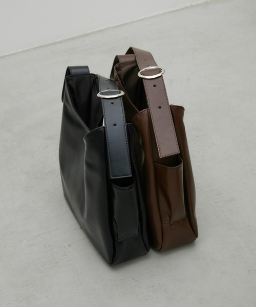 Aunt Marie's（アントマリーズ）の「フェイクレザーBIGムーンショルダーバッグ【PC・A4サイズ収納可/通勤・通学にもおすすめ】（ショルダーバッグ・レディース・ブラック/ブラウン・FREE）」の7枚目の写真