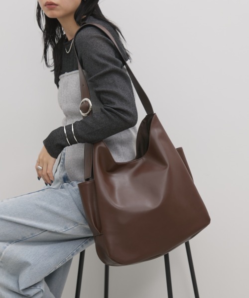 Aunt Marie's（アントマリーズ）の「フェイクレザーBIGムーンショルダーバッグ【PC・A4サイズ収納可/通勤・通学にもおすすめ】（ショルダーバッグ・レディース・ブラック/ブラウン・FREE）」の19枚目の写真