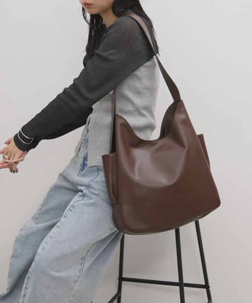 Aunt Marie's（アントマリーズ）の「フェイクレザーBIGムーンショルダーバッグ【PC・A4サイズ収納可/通勤・通学にもおすすめ】（ショルダーバッグ・レディース・ブラック/ブラウン・FREE）」の22枚目の写真