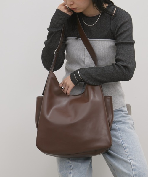 Aunt Marie's（アントマリーズ）の「フェイクレザーBIGムーンショルダーバッグ【PC・A4サイズ収納可/通勤・通学にもおすすめ】（ショルダーバッグ・レディース・ブラック/ブラウン・FREE）」の21枚目の写真