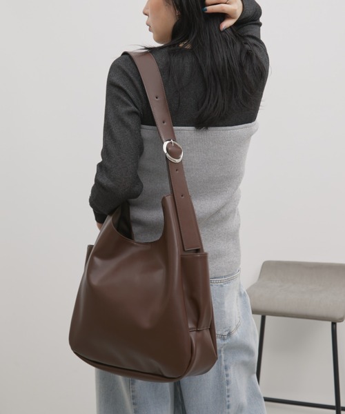 Aunt Marie's（アントマリーズ）の「フェイクレザーBIGムーンショルダーバッグ【PC・A4サイズ収納可/通勤・通学にもおすすめ】（ショルダーバッグ・レディース・ブラック/ブラウン・FREE）」の20枚目の写真