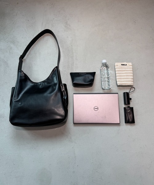 フェイクレザーBIGムーンショルダーバッグ【PC・A4サイズ収納可/通勤