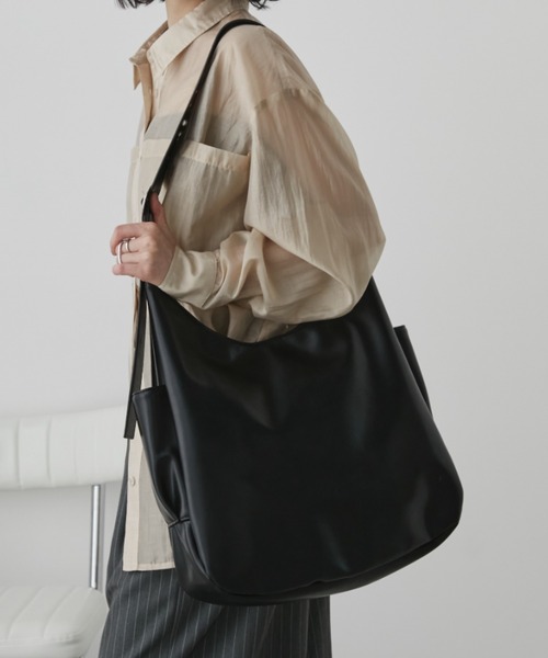 フェイクレザーBIGムーンショルダーバッグ【PC・A4サイズ収納可/通勤