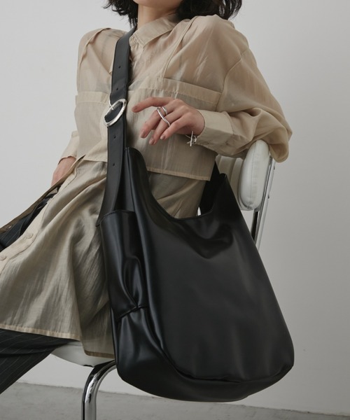 Aunt Marie's（アントマリーズ）の「フェイクレザーBIGムーンショルダーバッグ【PC・A4サイズ収納可/通勤・通学にもおすすめ】（ショルダーバッグ・レディース・ブラック/ブラウン・FREE）」の13枚目の写真