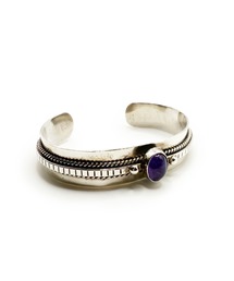 Indian Jewelry(インディアンジュエリー)のTHEATER シアター オーバルシェイプセンターアメジストストーンシルバーバングル Made in USA(バングル/リストバンド)
