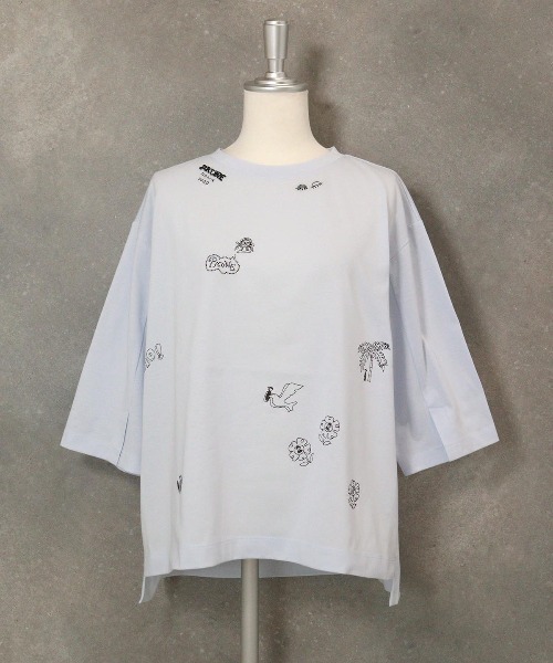 STUDIO PICONE(スタジオピッコーネ)の「ハーフスリーブ刺繍プルオーバー(Tシャツ/カットソー・レディース・ブラック/ライトブルー/ホワイト×ブラック/ホワイト×ブルー・M/L/LL)」の1枚目の写真