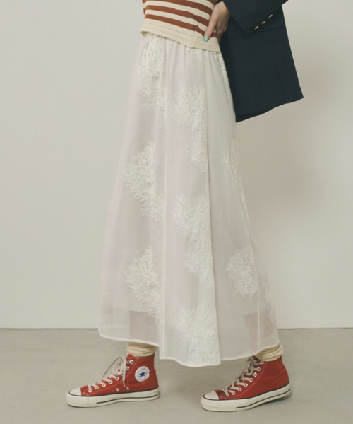 Unitage(ユニテージ)の「総刺繍シアーフレアスカート(スカート・レディース・アイボリー/ブラック・FREE)」の2枚目の写真