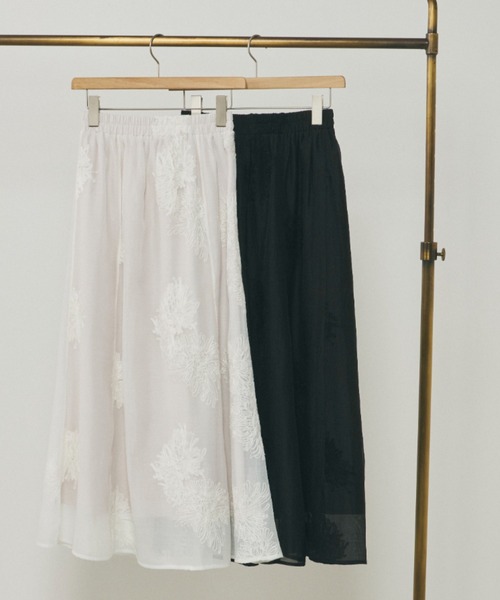 Unitage(ユニテージ)の「総刺繍シアーフレアスカート(スカート・レディース・アイボリー/ブラック・FREE)」の6枚目の写真