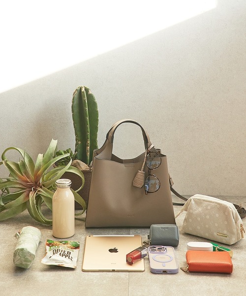 Ungrid（アングリッド）の「【Ungrid/アングリッド】軽量スムース クロコキーチャーム付両アオリポケットハンドバッグ（ハンドバッグ・レディース・キャメル/グレイッシュベージュ/ブラック/ベージュ/アイボリー・FREE）」の6枚目の写真