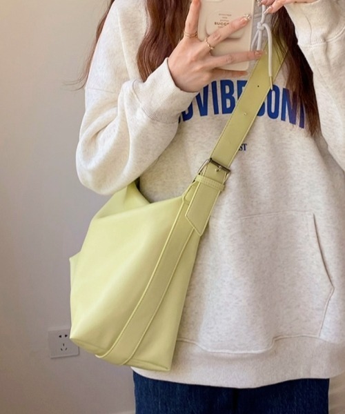 gossip!ロサンゼルス(ゴシップロサンゼルス)の「Y2K大容量ショルダーバッグ 通勤&通学 日常&シンプル カジュアル(ショルダーバッグ・レディース・ブラック/イエロー/オフホワイト・FREE)」の3枚目の写真