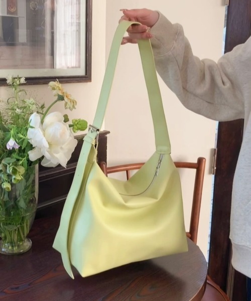 gossip!ロサンゼルス(ゴシップロサンゼルス)の「Y2K大容量ショルダーバッグ 通勤&通学 日常&シンプル カジュアル(ショルダーバッグ・レディース・ブラック/イエロー/オフホワイト・FREE)」の12枚目の写真
