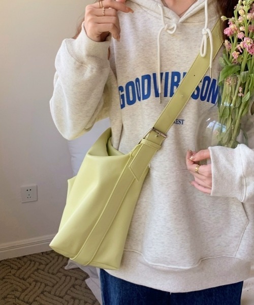 gossip!ロサンゼルス(ゴシップロサンゼルス)の「Y2K大容量ショルダーバッグ 通勤&通学 日常&シンプル カジュアル(ショルダーバッグ・レディース・ブラック/イエロー/オフホワイト・FREE)」の17枚目の写真