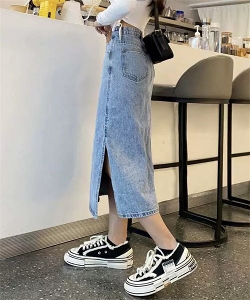 FREE STYLISTS(フリー スタイリスト)の「スリットデニムロングスカート(デニムスカート・レディース・ダークブルー/ライトブルー・S/M/L/XL/2XL)」の5枚目の写真