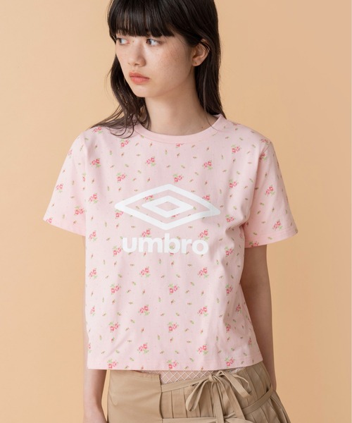 Casselini（キャセリーニ）の「[UMBRO × Casselini] 花柄ロゴTシャツ（Tシャツ/カットソー・レディース・ピンク/ネイビー/ホワイト・FREE）」の3枚目の写真