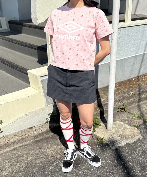 tシャツ 「UMBRO × Casselini」 花柄ロゴTシャツ レディース Casselini(キャセリーニ)【UMBRO × Casselini】花柄ロゴTシャツ