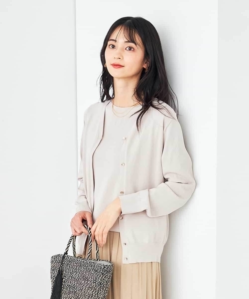 a.v.v（アーヴェヴェ）の「【接触冷感/UVカット/洗える】Vネック美ラクるサマーカーディガン（カーディガン/ボレロ・レディース・グレー系その他/ブラック/ホワイト/ブルー・36/38/40）」の4枚目の写真