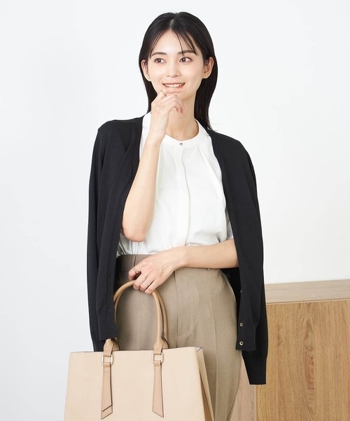 a.v.v（アーヴェヴェ）の「【接触冷感/UVカット/洗える】Vネック美ラクるサマーカーディガン（カーディガン/ボレロ・レディース・グレー系その他/ブラック/ホワイト/ブルー・36/38/40）」の3枚目の写真