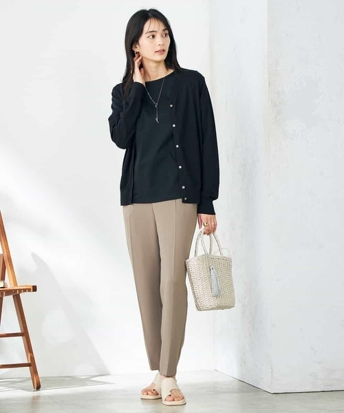 a.v.v（アーヴェヴェ）の「【接触冷感/UVカット/洗える】Vネック美ラクるサマーカーディガン（カーディガン/ボレロ・レディース・グレー系その他/ブラック/ホワイト/ブルー・36/38/40）」の10枚目の写真