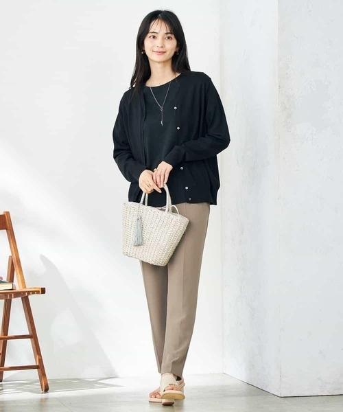 a.v.v（アーヴェヴェ）の「【接触冷感/UVカット/洗える】Vネック美ラクるサマーカーディガン（カーディガン/ボレロ・レディース・グレー系その他/ブラック/ホワイト/ブルー・36/38/40）」の11枚目の写真