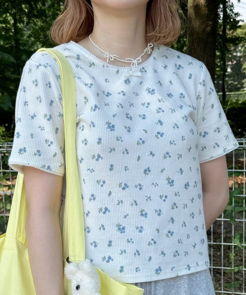 INTER FACTORY(インターファクトリー)の「ちょこび - 花柄ワッフルT made in INTER FACTORY(Tシャツ/カットソー・レディース・アイボリー/サックスブルー・FREE)」の1枚目の写真