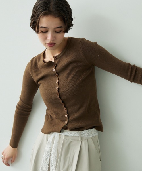 Clum（クルム）の「button down long sleeve tight knit / ボタンダウンロングスリーブタイトニット（ニット/セーター・レディース・ブラウン/レッド/ブラック・FREE）」の2枚目の写真