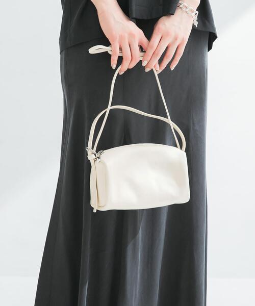 URBAN RESEARCH（アーバンリサーチ）の「LEATHER SQUARE SHOULDER（ショルダーバッグ・レディース・アイボリー/ブラック・-）」の3枚目の写真