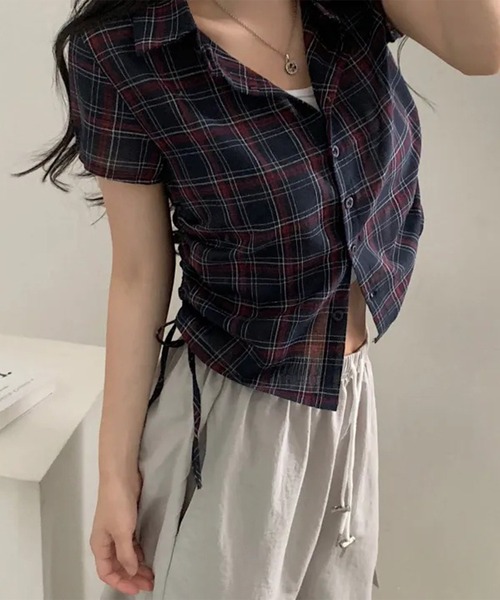 Lace Ladies(レースレディース)の「チェック柄 サイドシャーリング レギュラーカラー 半袖 シャツ(シャツ/ブラウス・レディース・ネイビー/アイボリー・FREE)」の2枚目の写真