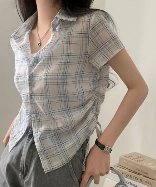 Lace Ladies(レースレディース)の「チェック柄 サイドシャーリング レギュラーカラー 半袖 シャツ(シャツ/ブラウス・レディース・ネイビー/アイボリー・FREE)」の1枚目の写真