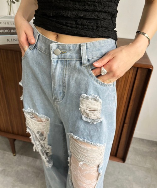 Jewelobe(ジュエローブ)の「レースカバードダメージワイドデニムパンツ(デニムパンツ・レディース・ブルー・S/M)」の6枚目の写真