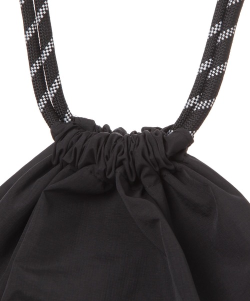 niko and...（ニコアンド）の「カラーコードナップサック（バックパック/リュック・メンズ・ブラック/オフホワイト・FREE）」の6枚目の写真