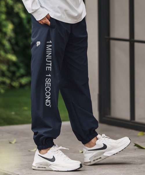 1minute 1second（ワンミニットワンセカンド）の「mp13847-cotton like nylon training pants with logo print ナイロンパンツ（その他パンツ・メンズ・ブラック/ネイビー/チャコール・S/M/L/XL）」の3枚目の写真