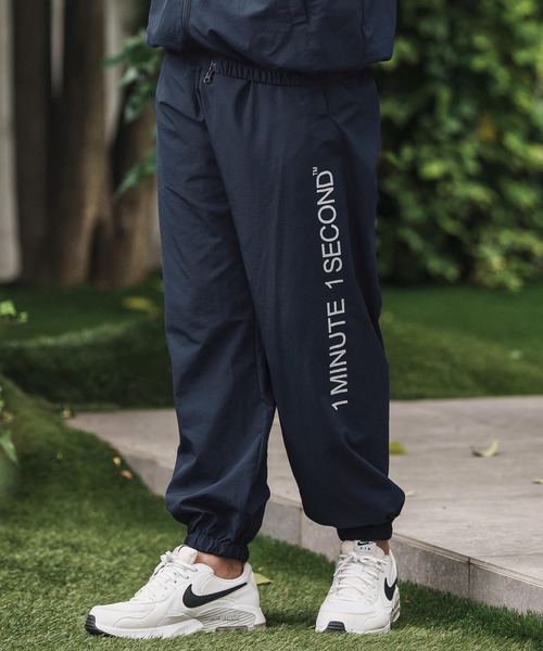 1minute 1second（ワンミニットワンセカンド）の「mp13847-cotton like nylon training pants with logo print ナイロンパンツ（その他パンツ・メンズ・ブラック/ネイビー/チャコール・S/M/L/XL）」の10枚目の写真