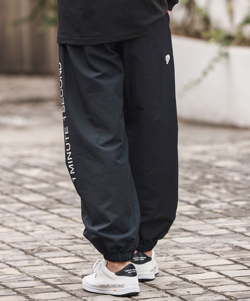 1minute 1second（ワンミニットワンセカンド）の「mp13847-cotton like nylon training pants with logo print ナイロンパンツ（その他パンツ・メンズ・ブラック/ネイビー/チャコール・S/M/L/XL）」の17枚目の写真