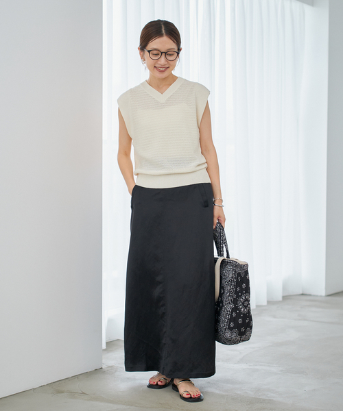 IENA(イエナ)の「L/VISバックサテンリーンスカート(スカート・レディース・ブラック/ホワイト・34/36/38)」の3枚目の写真