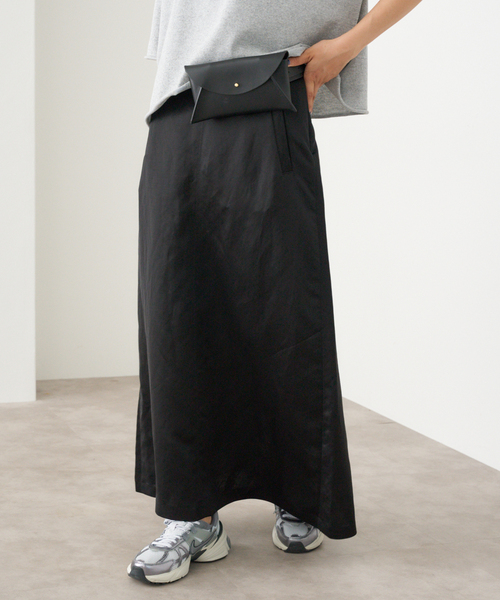 IENA(イエナ)の「L/VISバックサテンリーンスカート(スカート・レディース・ブラック/ホワイト・34/36/38)」の19枚目の写真