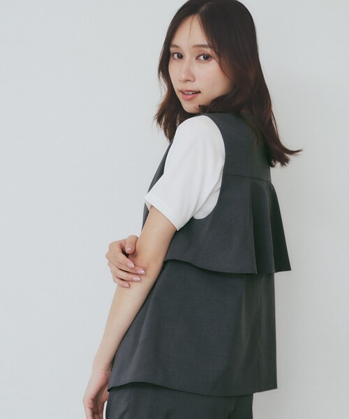 index（インデックス）の「バックフリルデザインジレ/セットアップ可【洗濯機洗い可/接触冷感/吸水速乾/ストレッチ】（ベスト・レディース・ブラック/ライトベージュ/チャコールグレー・36/38/40/42）」の4枚目の写真