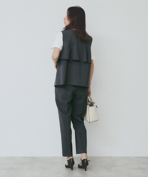 index（インデックス）の「バックフリルデザインジレ/セットアップ可【洗濯機洗い可/接触冷感/吸水速乾/ストレッチ】（ベスト・レディース・ブラック/ライトベージュ/チャコールグレー・36/38/40/42）」の6枚目の写真