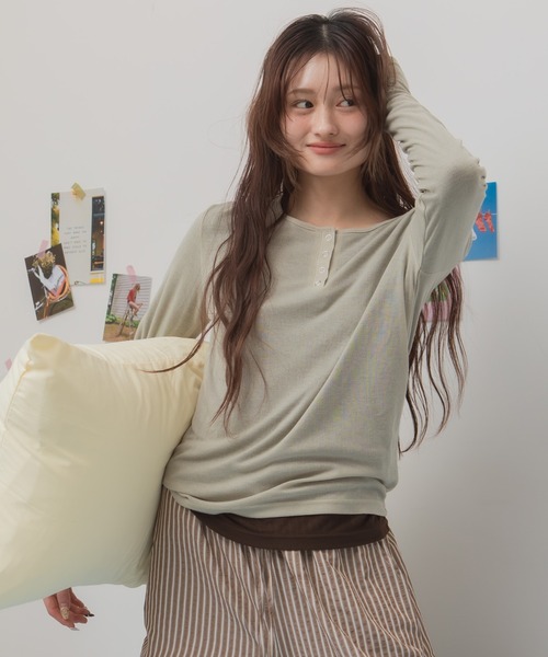 HEILIS(ヘイリス)の「【新色追加】シアーリブヘンリーネックカットソー/長袖 シアー Tシャツ カットソー トップス 春服 秋服 冬服 ネイビー ブルー ベージュ ライム ブラウン ブラック 杢グレー レッド ピンク オフホワイト 白 黒 赤 韓国 ノームコア シンプル カジュアル ガーリー レイヤード インナー(Tシャツ/カットソー・レディース・オフホワイト/ブラック/チャコールグレー/レッド/ピンク/ブラウン/ブルー/ベージュ/ネイビー・FREE)」の6枚目の写真