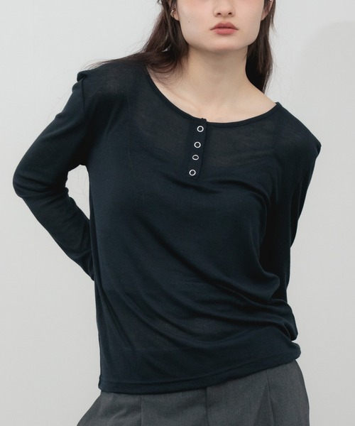 HEILIS(ヘイリス)の「【新色追加】シアーリブヘンリーネックカットソー/長袖 シアー Tシャツ カットソー トップス 春服 秋服 冬服 ネイビー ブルー ベージュ ライム ブラウン ブラック 杢グレー レッド ピンク オフホワイト 白 黒 赤 韓国 ノームコア シンプル カジュアル ガーリー レイヤード インナー(Tシャツ/カットソー・レディース・オフホワイト/ブラック/チャコールグレー/レッド/ピンク/ブラウン/ブルー/ベージュ/ネイビー・FREE)」の7枚目の写真