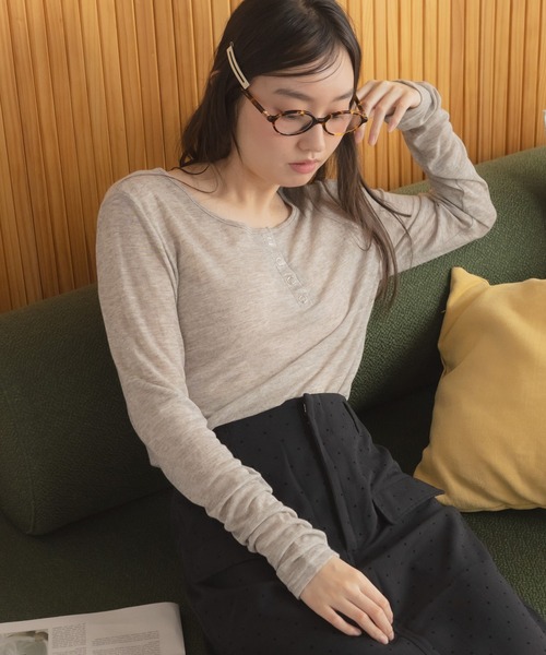 HEILIS(ヘイリス)の「【新色追加】シアーリブヘンリーネックカットソー/長袖 シアー Tシャツ カットソー トップス 春服 秋服 冬服 ネイビー ブルー ベージュ ライム ブラウン ブラック 杢グレー レッド ピンク オフホワイト 白 黒 赤 韓国 ノームコア シンプル カジュアル ガーリー レイヤード インナー(Tシャツ/カットソー・レディース・オフホワイト/ブラック/チャコールグレー/レッド/ピンク/ブラウン/ブルー/ベージュ/ネイビー・FREE)」の4枚目の写真